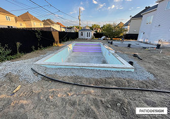 Installation de piscine creusée par Patio Design inc.