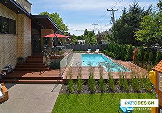 Patio avec piscine creusée par Patio Design inc.