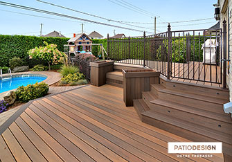 Patio avec piscine creusée par Patio Design inc.