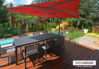 Patio avec piscine creusée par Patio Design inc.