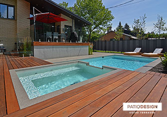 Patio avec piscine creusée par Patio Design inc.