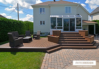 Patio avec piscine creusée par Patio Design inc.