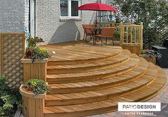 Patio avec piscine creusée par Patio Design inc.