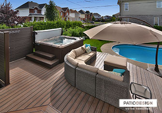 Patio avec piscine creusée par Patio Design inc.