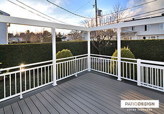 Patio avec piscine creusée par Patio Design inc.