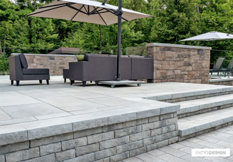 Pavés Permacon Melville 60, Méga et muret Lafitt par Patio Design inc.